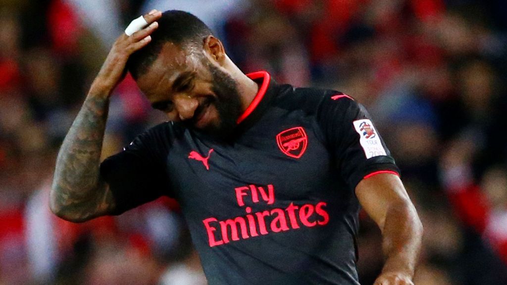 Un aficionado del Arsenal se tatúa la cara de Lacazette en el trasero tras perder una apuesta