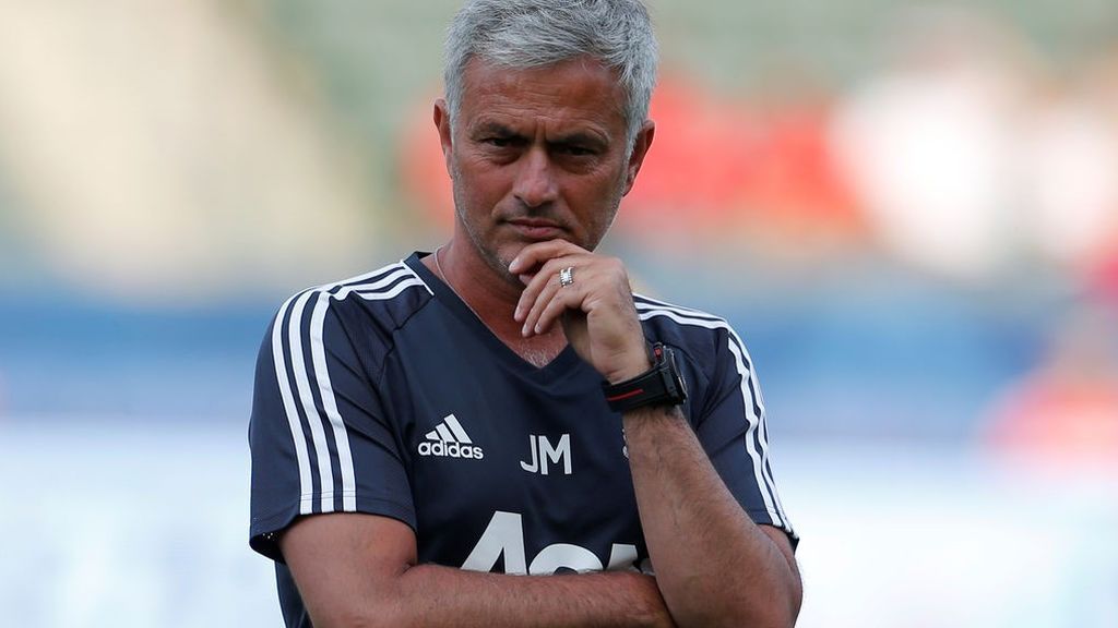 ¡Surrealista! Mourinho pide al árbitro que expulse a uno de sus jugadores