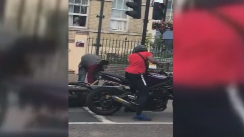 Un transeúnte evita el robo de una moto a plena luz del día en Londres