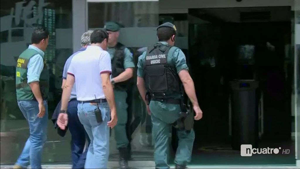 Villar entra en la RFEF escoltado por la Guardia Civil para que registren su despacho