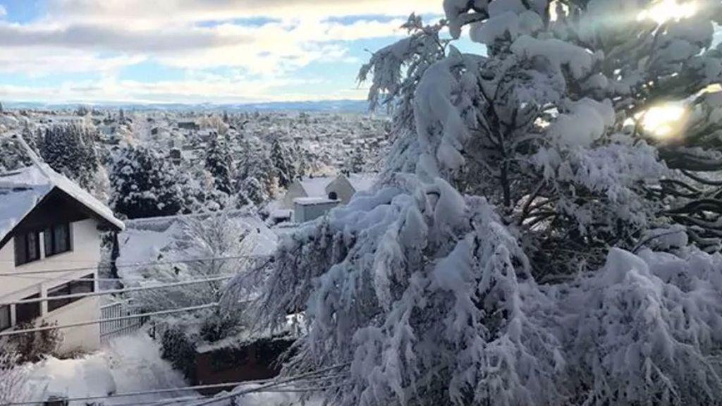 Espectacular nevada en Patagonia obliga a cerrar los aeropuertos y carreteras