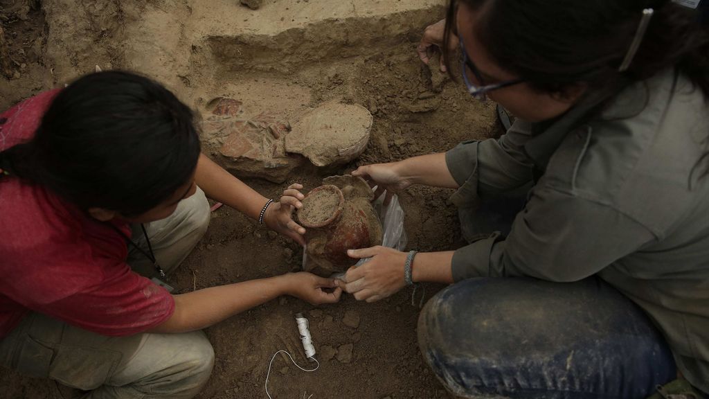 Arqueólogos salvadoreños hallan vasijas prehispánicas en el suroeste del país