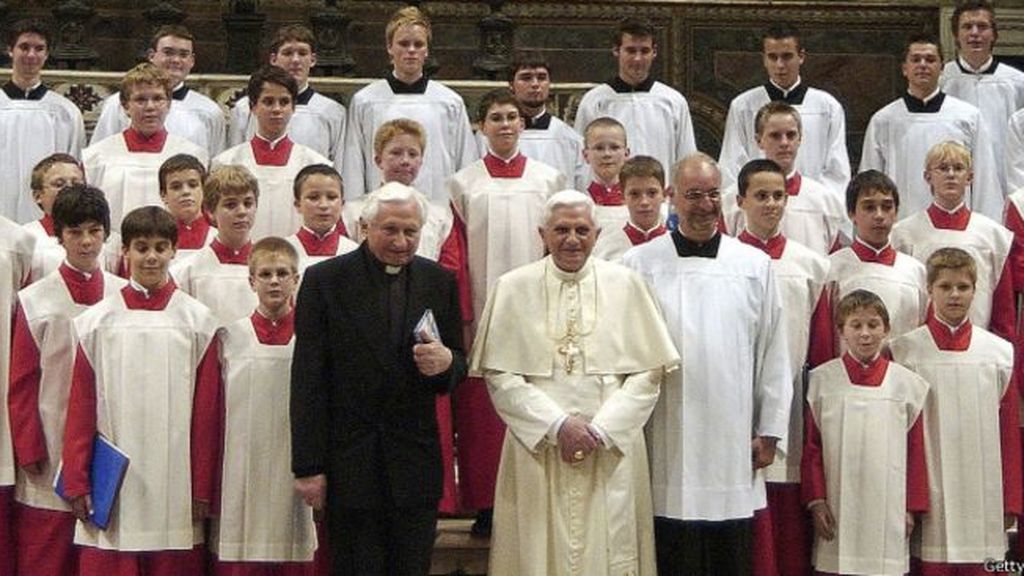 'Los niños del coro de Ratisbona': décadas de abusos sexuales, torturas...y como director, el hermano del Papa Benedicto