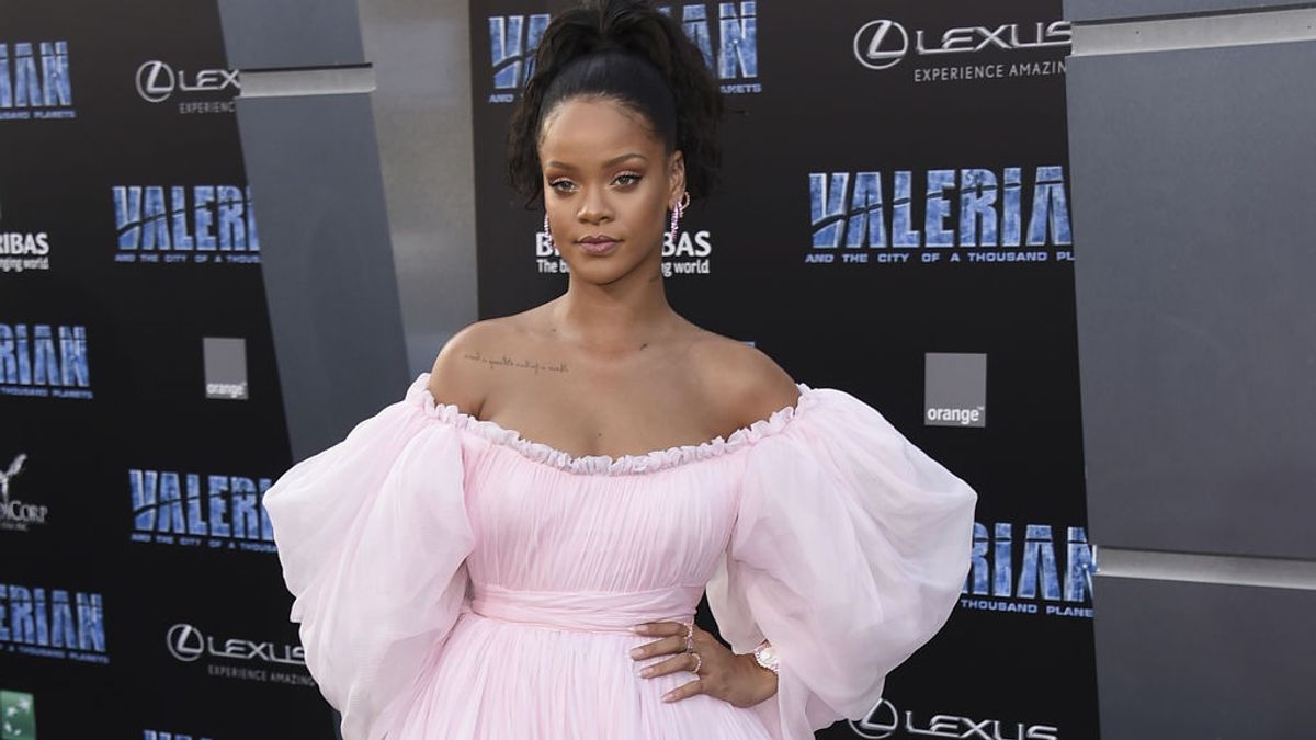 ¿Vestido 'pink princess' con sandalias romanas? Rihanna vuelve a hacerlo y sorprende con su look
