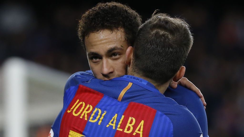 Jordi Alba bromea tocando el trasero a Neymar mientras reciben órdenes de Valverde
