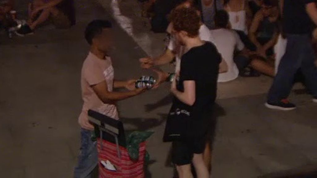 Vender latas de bebida, un negocio ilegal muy presente en la noche madrileña