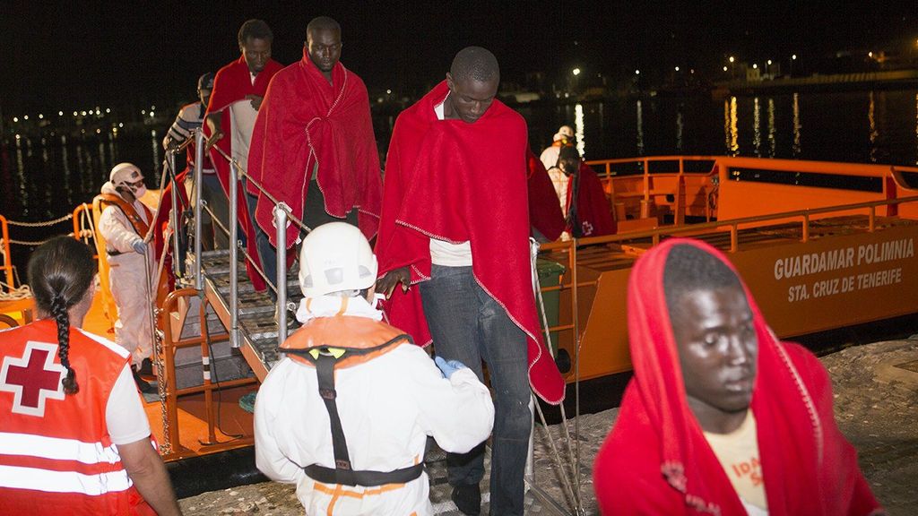 Rescatados 36 inmigrantes de una patera en Motril