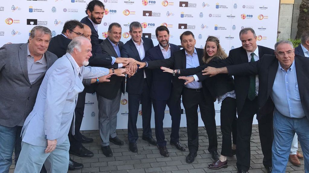 ¿Femenino? La foto de la presentación del Mundial de Baloncesto 2018 de Tenerife solo muestra a una mujer entre once hombres