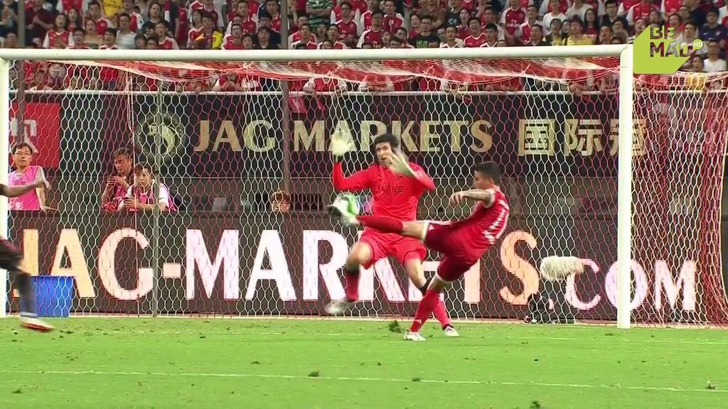 Duelo entre Cech y James: paradón del meta del Arsenal al disparo del colombiano