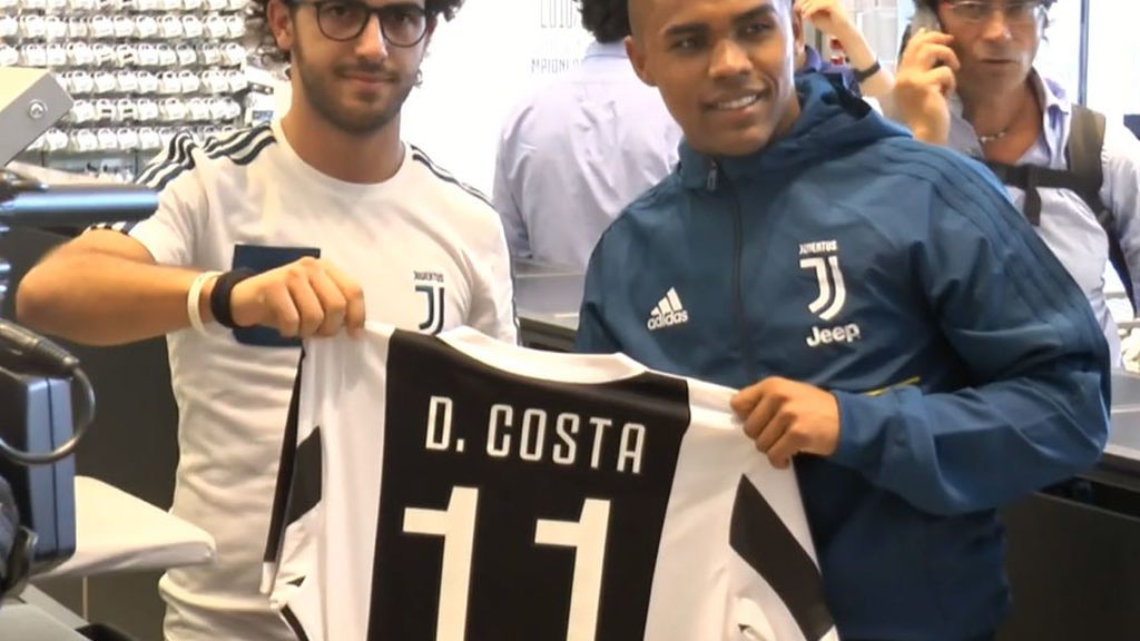 ¡Tierra trágame! Douglas Costa se olvida de quitarle la etiqueta a la gorra en su presentación con la Juventus