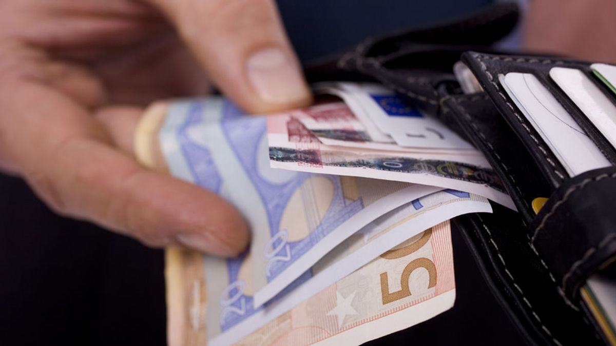 Recupera 5.450 euros perdidos gracias a un vecino que los entregó a la Policía Local