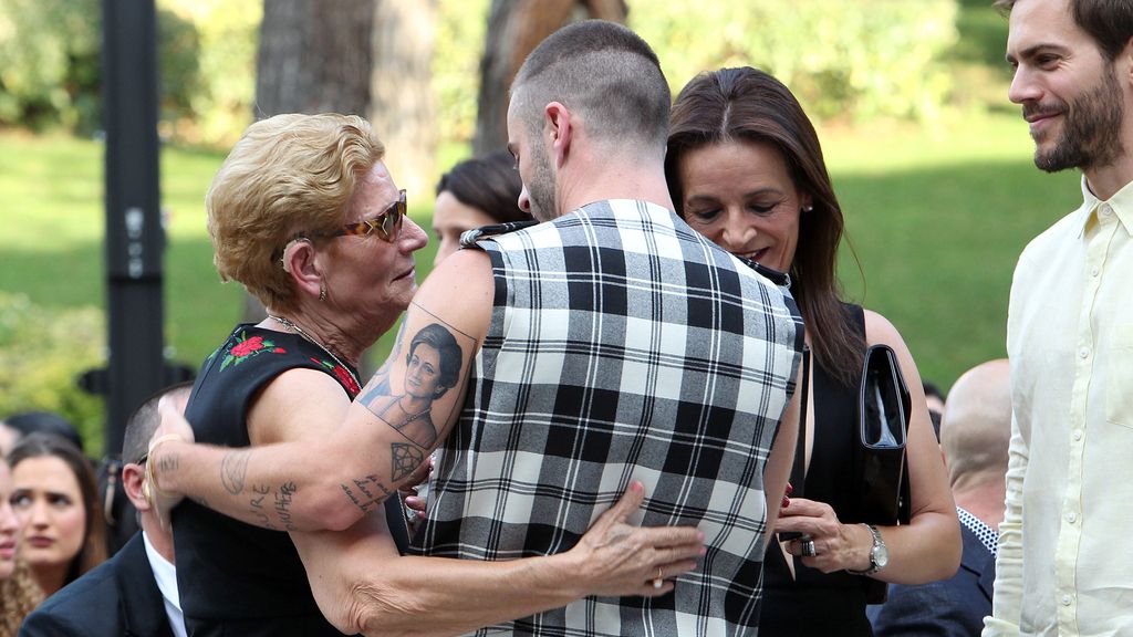 Pelayo muy atento con la madre de David Delfín