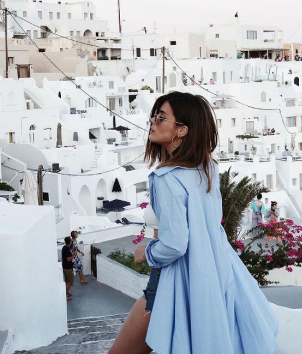 Casas blancas, intrincadas calles y maravillosas vistas del Mar Egeo: la pareja tiene más suerte que tú