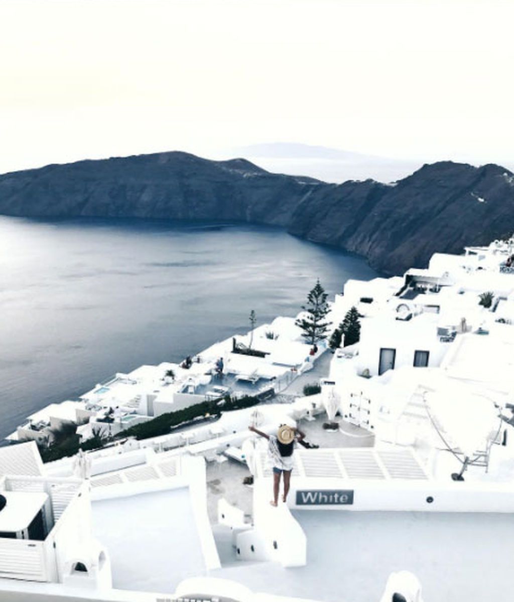 Casas blancas, intrincadas calles y maravillosas vistas del Mar Egeo: la pareja tiene más suerte que tú