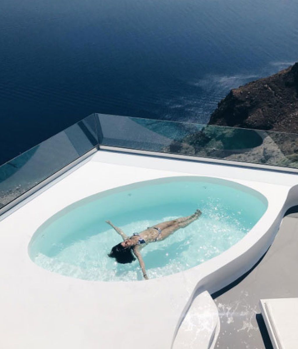 Casas blancas, intrincadas calles y maravillosas vistas del Mar Egeo: la pareja tiene más suerte que tú