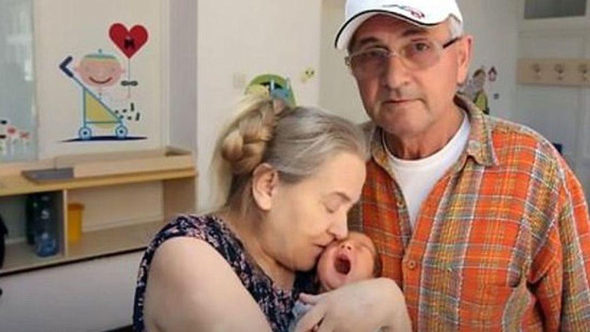 Una mujer de 60 años da a luz tras 20 años de intentos y su marido le deja
