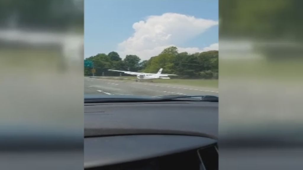 Una avioneta aterriza en una autopista y sorprende a todos los conductores