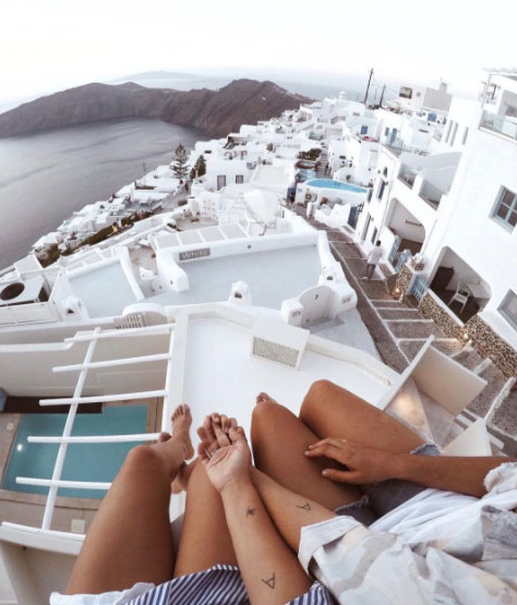 Casas blancas, intrincadas calles y maravillosas vistas del Mar Egeo: la pareja tiene más suerte que tú