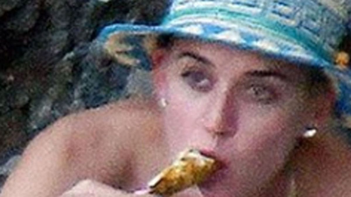 Katy Perry come pollo en la playa: su versión dominguera y natural se hace viral