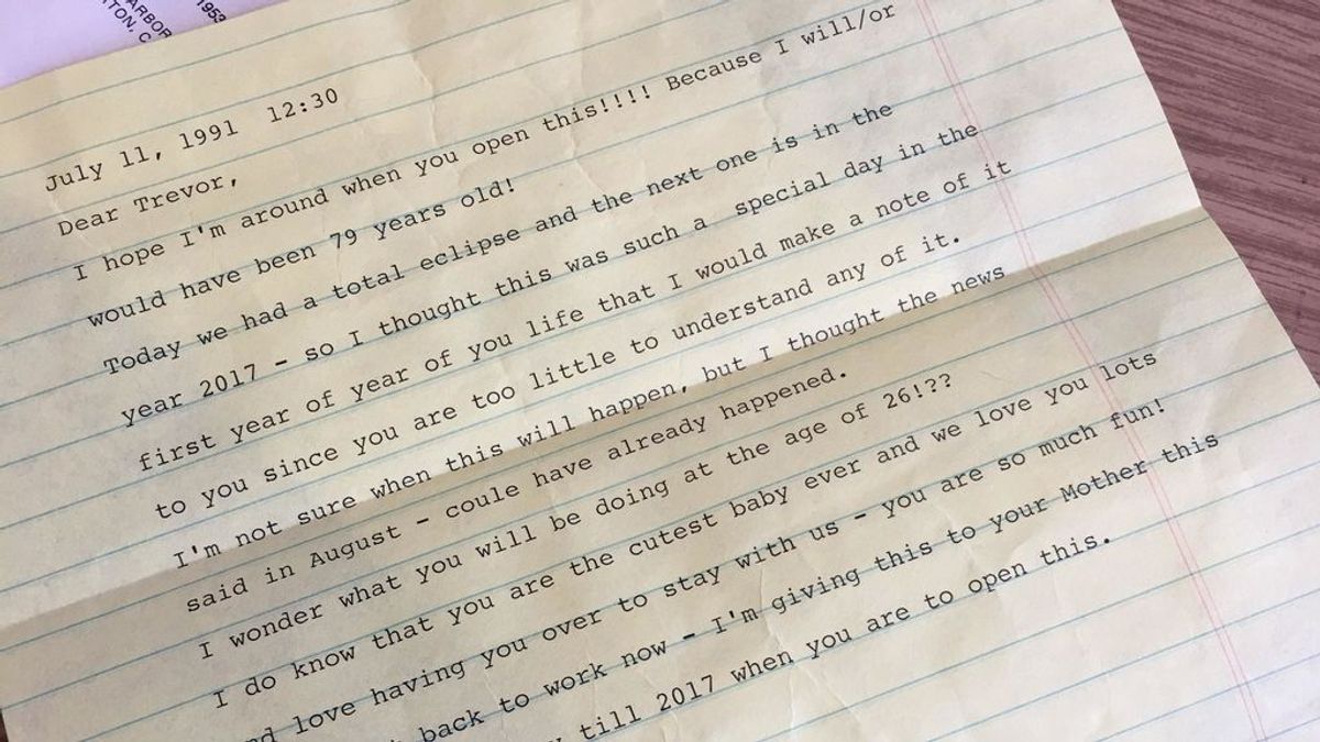 Un joven abre y comparte una carta que su abuela le prohibió abrir hace 26 años