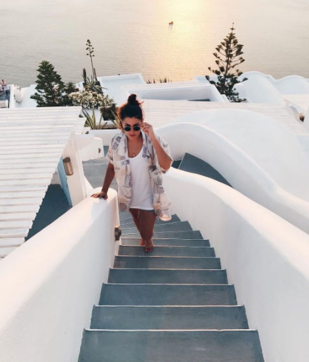 Casas blancas, intrincadas calles y maravillosas vistas del Mar Egeo: la pareja tiene más suerte que tú