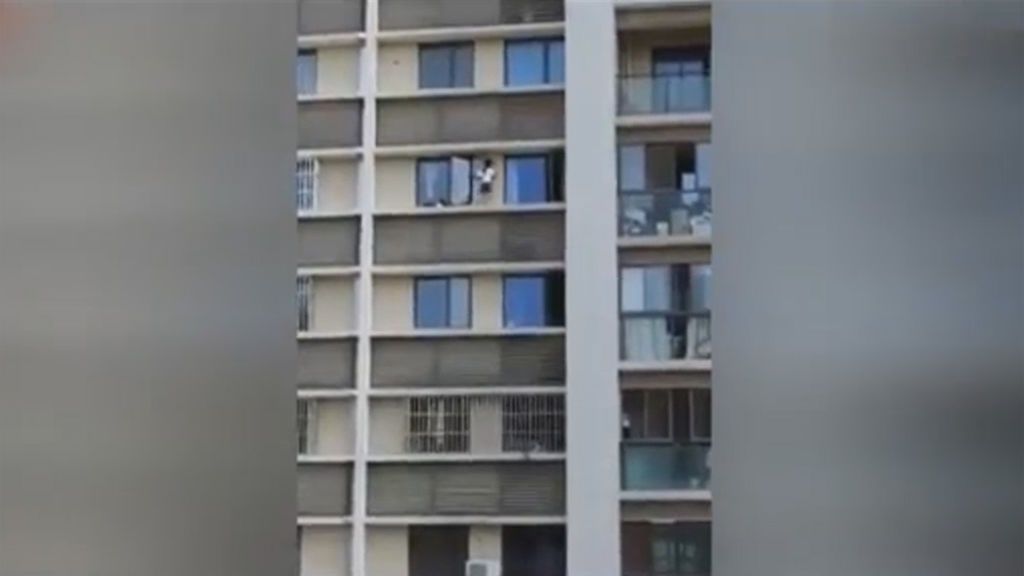 El arriesgado juego de dos niños corriendo por la repisa de un décimo piso