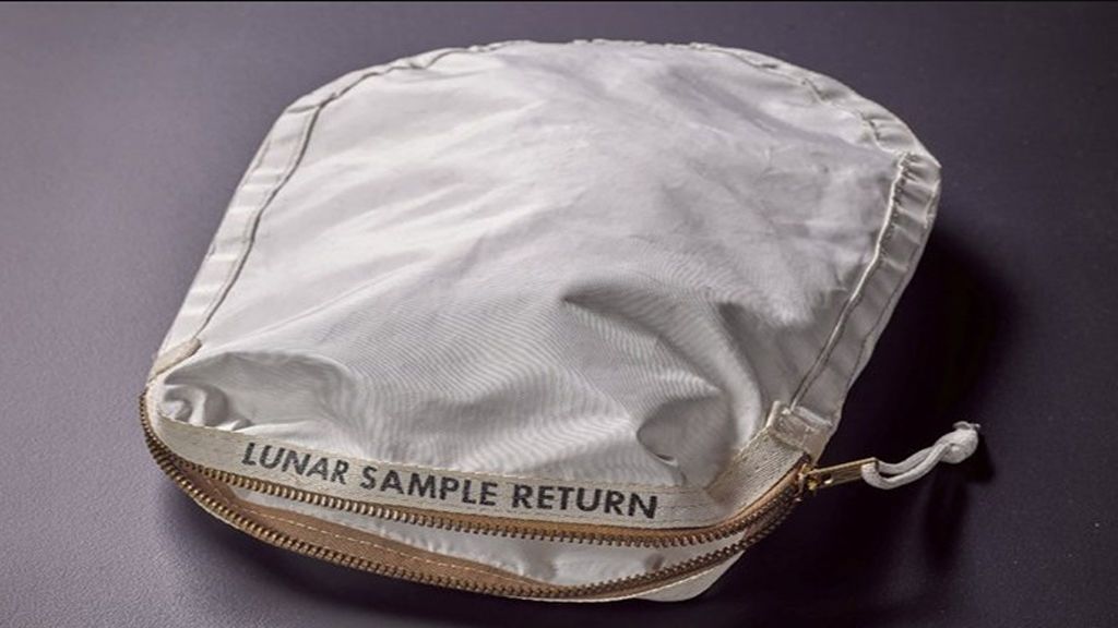 La bolsa con polvo lunar de Neil Armstrong subastada por 1,8 millones La bolsa con polvo lunar de Neil Armstrong subastada por 1,8 millones