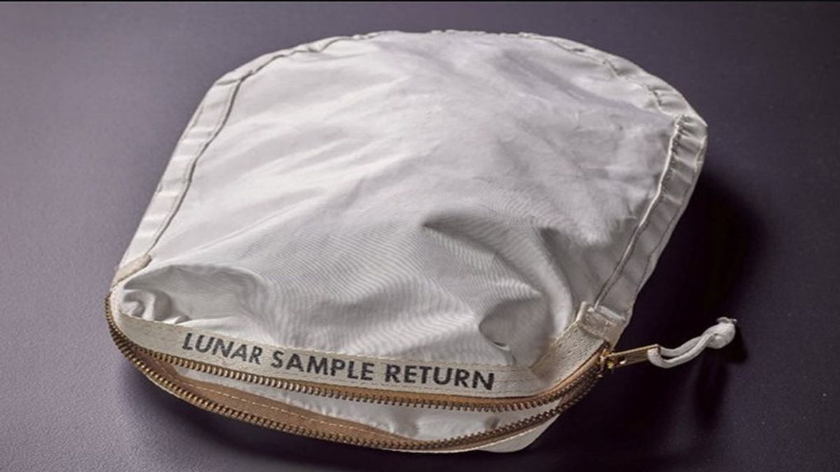 La bolsa con polvo lunar de Neil Armstrong subastada por  1,8 millones
