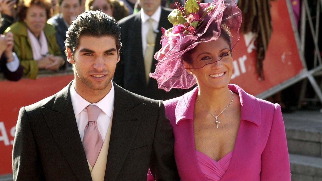 Carmina, radiante en la boda de Cayetano  con la modelo Blanca Romero en el 2001