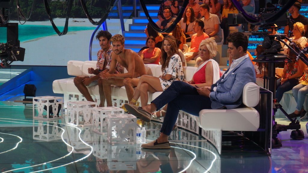 Concursantes y familiares, nadie pierde detalle de lo que ocurre en plató