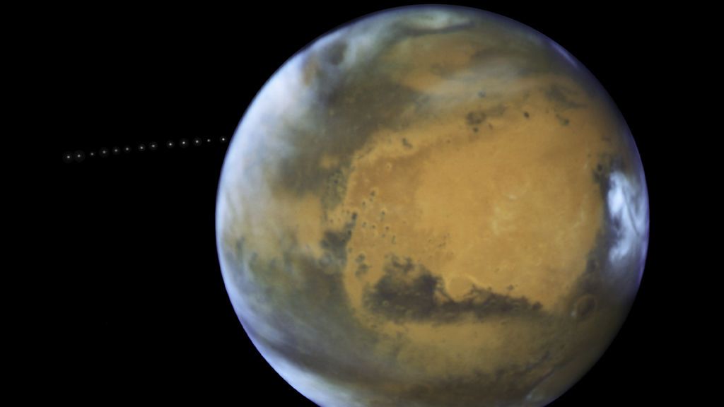 Captan a la diminuta luna Phobos orbitando alrededor de Marte