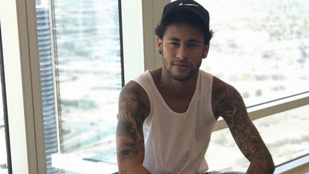 Neymar responde con una foto a los rumores de un precontrato firmado por su padre con el PSG