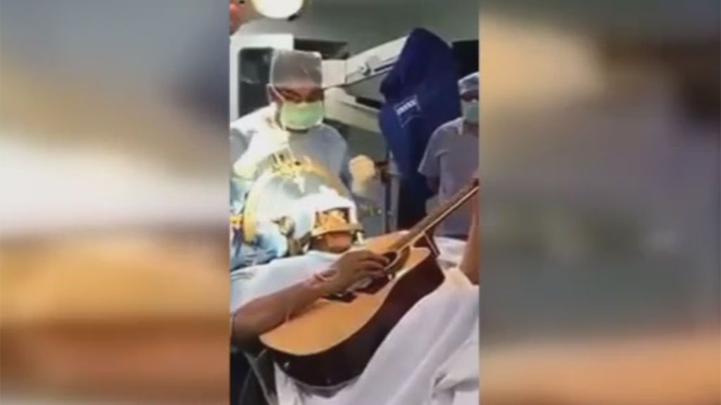 Un paciente toca la guitarra mientras se somete a una operación en el cerebro