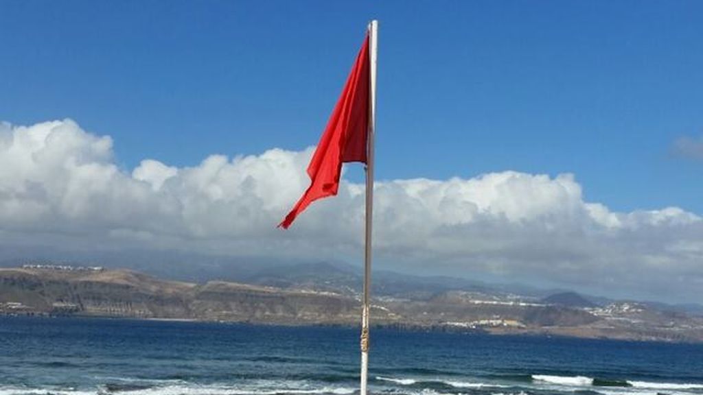 170710-Bandera-roja-en-el-Confital