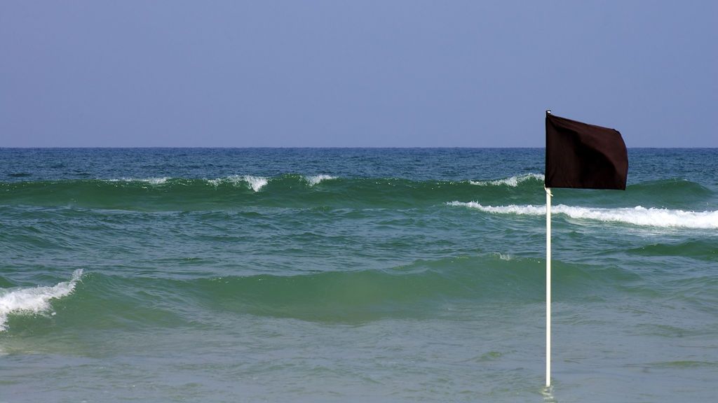 Un Matrimonio Fallece Tras Bañarse En Una Playa Con Bandera Roja: ¿qué ...