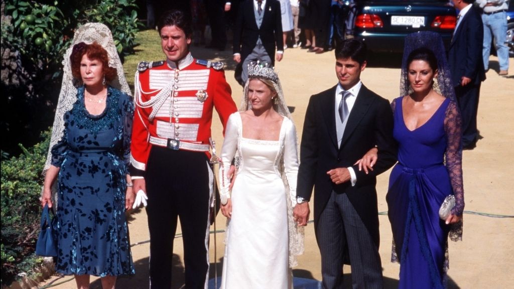 Una espectacular Carmen en la boda de  Fran Rivera con Eugenia Martínez de Irujo en el 98