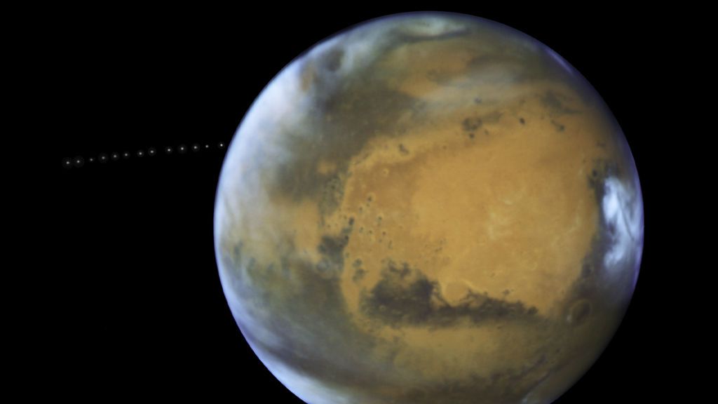 Captan a la diminuta luna Phobos orbitando alrededor de Marte