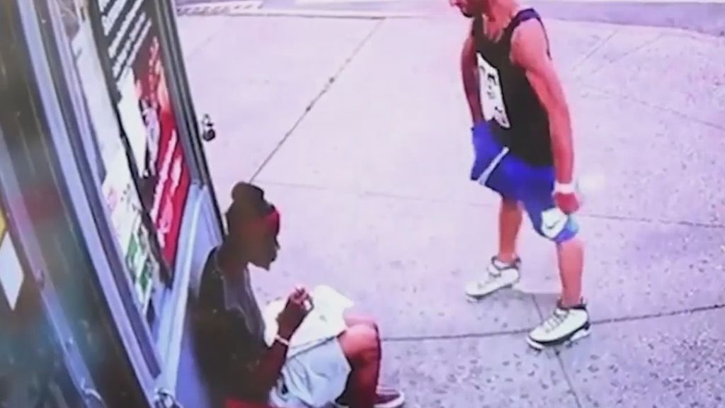 Impactante momento en que un hombre apuñala a otro en plena calle en Nueva York