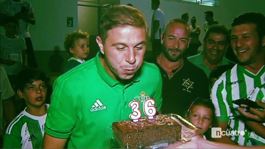 Joaquín, con la tarta de Deportes Cuatro: “El médico me va a echar la bronca pero me la voy a comer a vuestra salud”