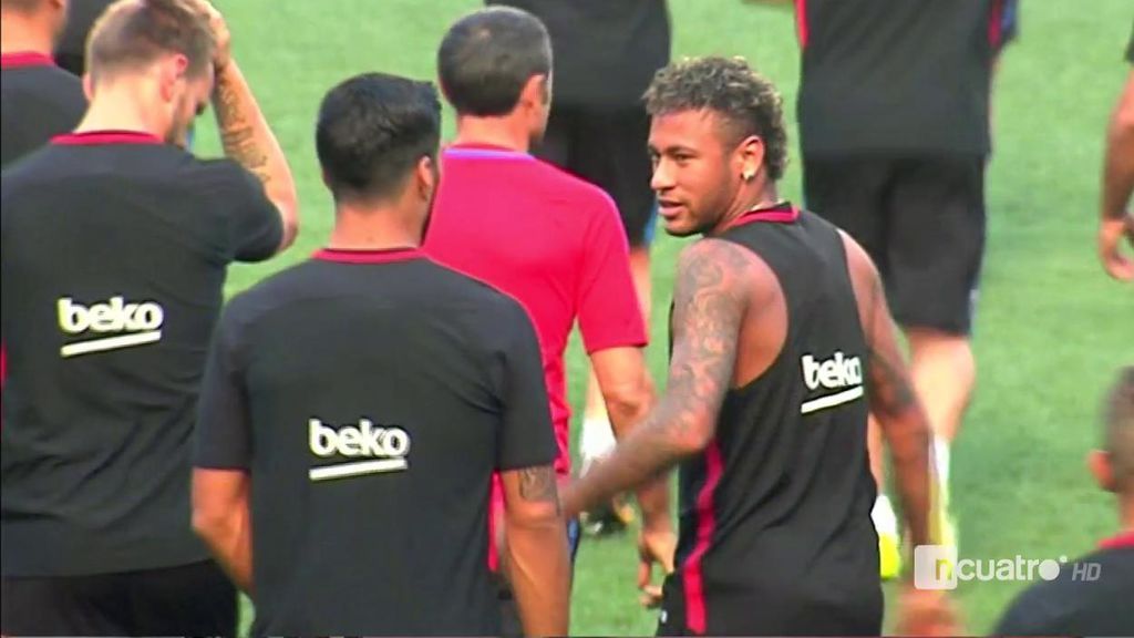 ¿Tensión? El gesto de Luis Suárez a Neymar por llegar el último al entrenamiento del Barça