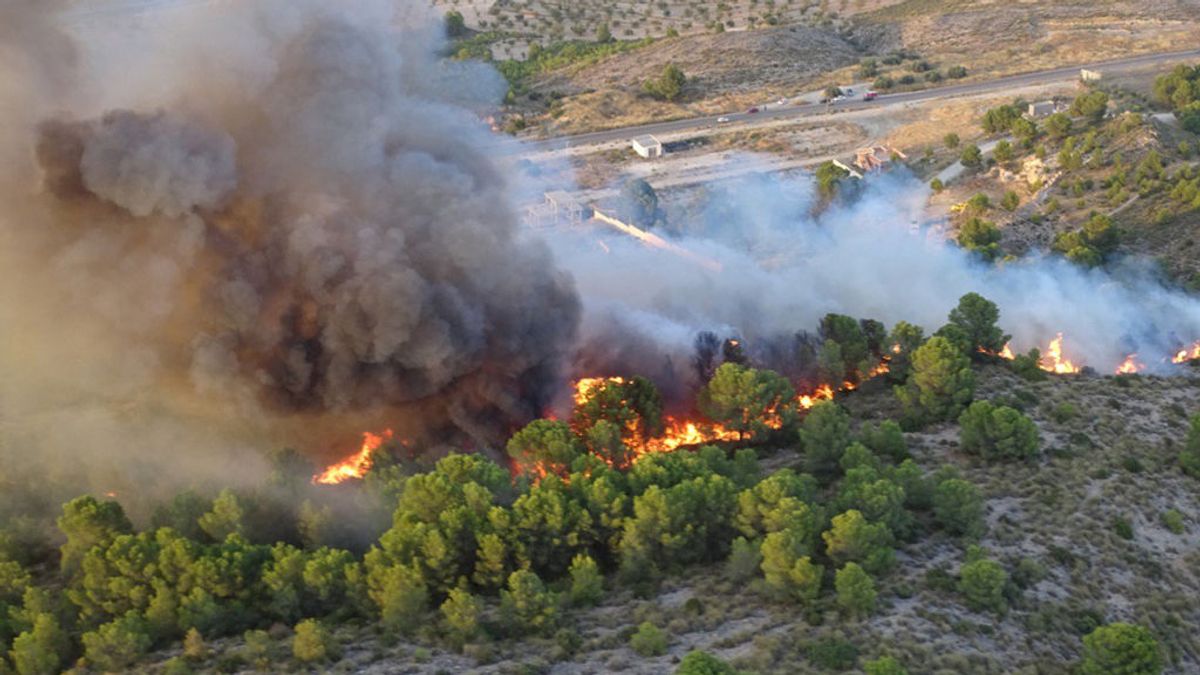 Desalojadas viviendas y una zona recreativa en Calasparra (Murcia) por un incendio en la Sierra de San Miguel