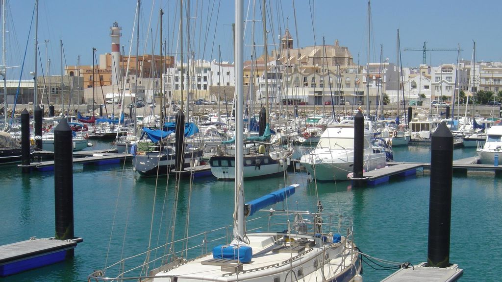 Encuentran el cadáver de un hombre frente al muelle náutico de Rota