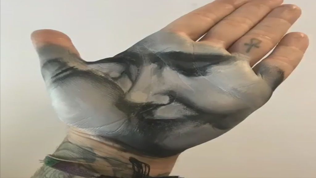 Este pintor crea sus cuadros con sus propias manos, literalmente