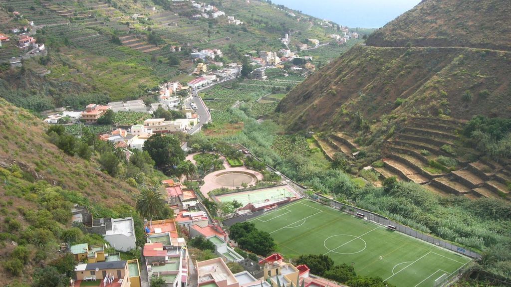 Fallece un hombre al caer con su coche por un barranco en la isla canaria de La Gomera