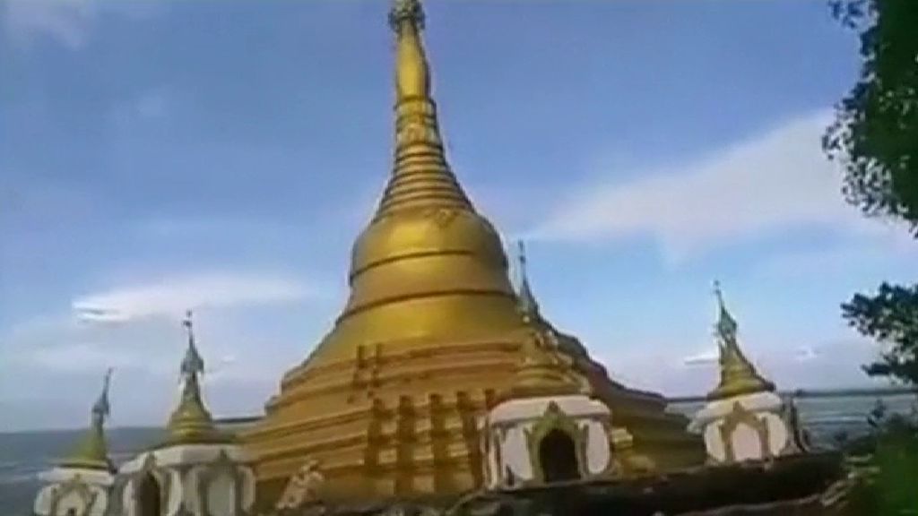 Una pagoda budista se hunde en directo debido a las lluvias en Myanmar