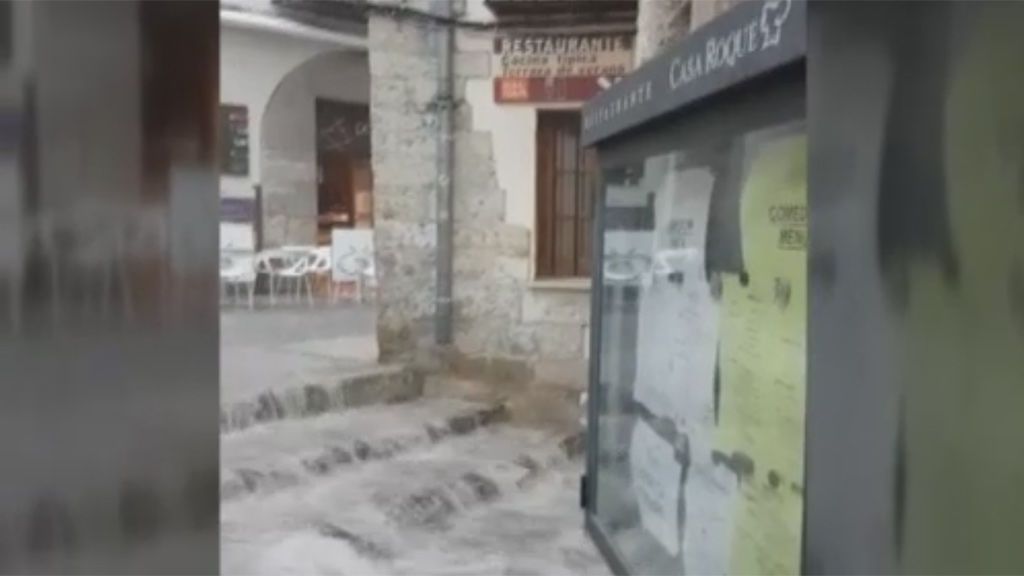 Una tromba de agua y granizo sorprende en Morella (Castellón)