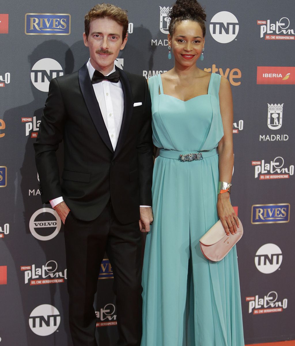 El actor Víctor Clavijo acudió junto a su pareja y posaron así de felices en la alfombra roja