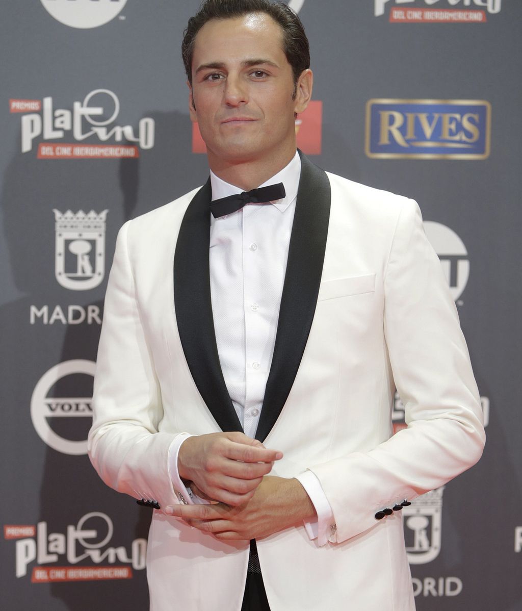 El polifacético actor Asier Etxeandia lució así de elegante durante la alfombra previa a los Premios Platino