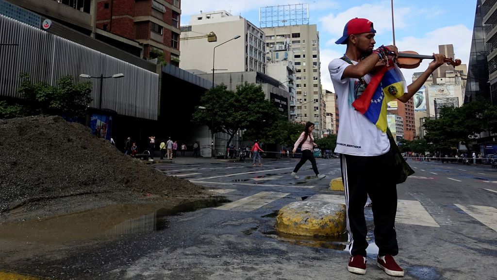 Resulta herido un violinista en una manifestación en Caracas