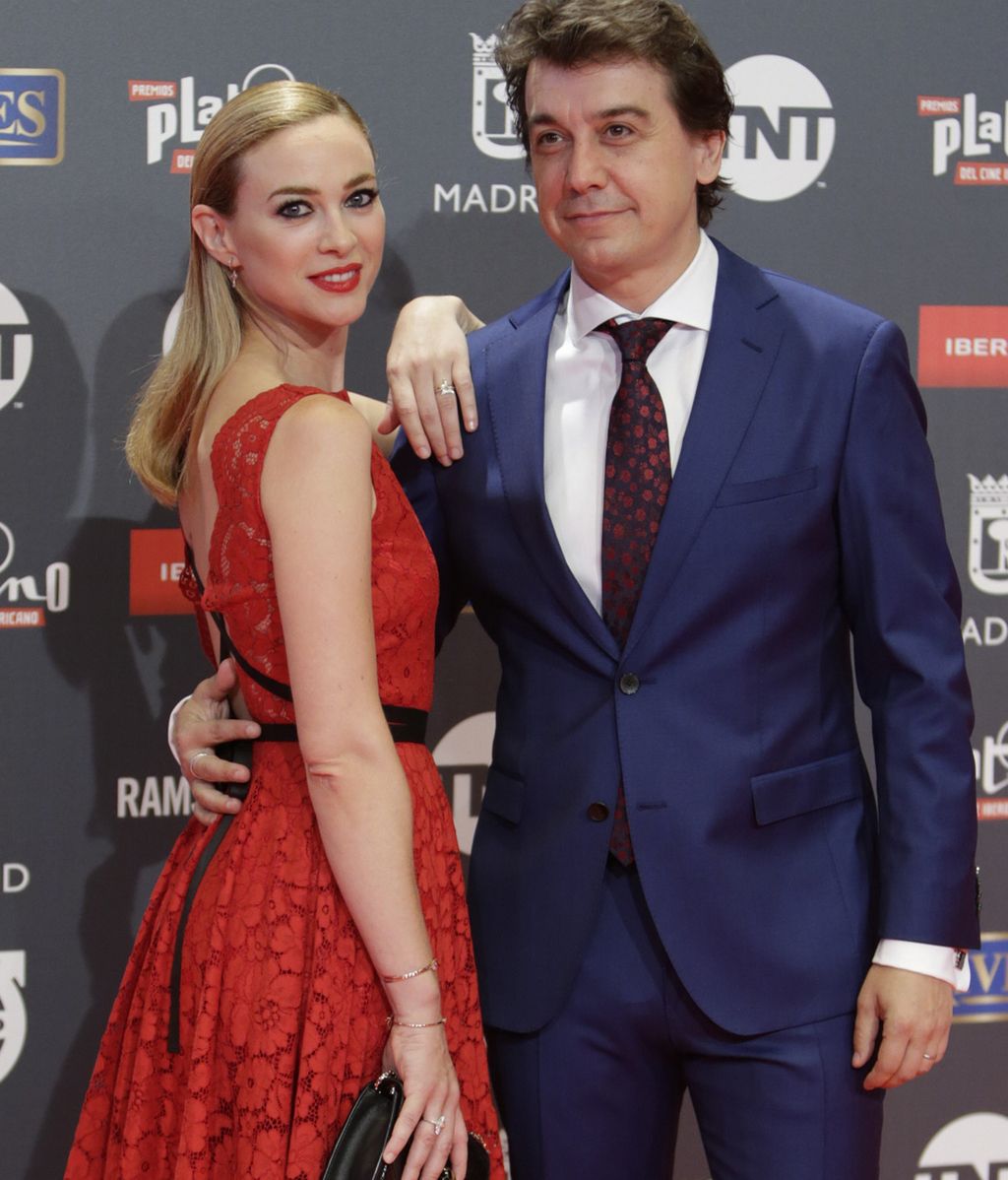 Marta Hazas y el actor español de teatro Javier Veiga fueron una de las pocas parejas que posaron juntas en el photocall